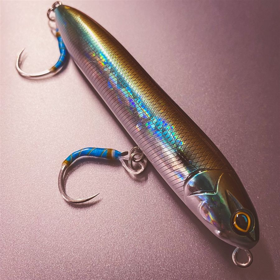 Stickbait irisé équipé d'A6T's bleus
